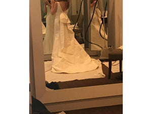 Carolina Herrera 'Aubrey' size 0 used wedding dress side view on bride