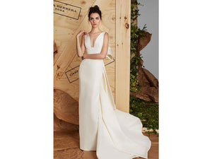 Carolina Herrera 'Aubrey' size 0 used wedding dress front view on model
