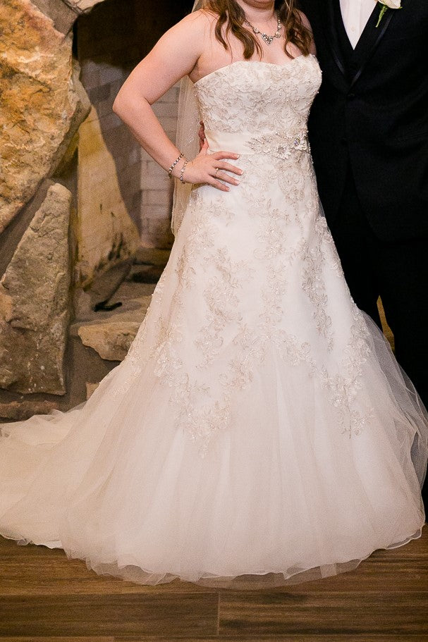 Jewel 'WG3729'  size 10 new wedding dress side view on bride