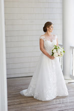 Load image into Gallery viewer, Oscar de la Renta &#39;Dena&#39; size 10 used wedding dress front view on bride
