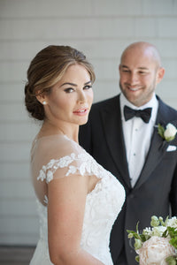 Oscar de la Renta 'Dena' size 10 used wedding dress side view on bride