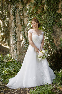 Oscar de la Renta 'Dena' size 10 used wedding dress front view on bride