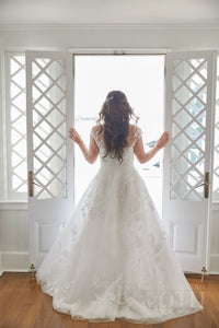 Oscar de la Renta 'Dena' size 10 used wedding dress back view on bride