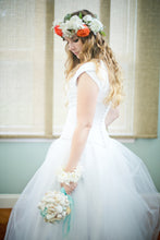 Load image into Gallery viewer, Symphony of Venus &#39;TB7678&#39; size 8 used wedding dress side view on bride
