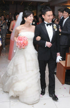 Load image into Gallery viewer, Vera Wang Luxe Kimberly Wedding Dress - Vera Wang - Nearly Newlywed Bridal Boutique - 2
