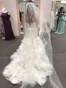 Vera Wang White 'Organza and Satin' size 4 new wedding dress back view on bride