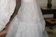 Load image into Gallery viewer, David&#39;s Bridal &#39;9606&#39; size 12 used wedding dress view of train
