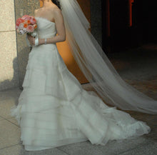 Load image into Gallery viewer, Vera Wang Luxe Kimberly Wedding Dress - Vera Wang - Nearly Newlywed Bridal Boutique - 3
