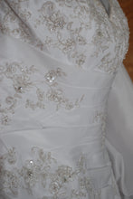 Load image into Gallery viewer, David&#39;s Bridal &#39;9606&#39; size 12 used wedding dress view of beading
