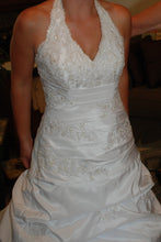 Load image into Gallery viewer, David&#39;s Bridal &#39;9606&#39; size 12 used wedding dress front view on bride
