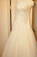 Load image into Gallery viewer, Demetrios &quot;Ilissa&quot; - Demetrios - Nearly Newlywed Bridal Boutique - 4
