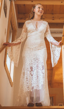 Load image into Gallery viewer, Rue De Seine &#39;Payton&#39; size 6 used wedding dress front view on bride
