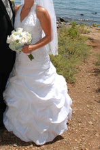 Load image into Gallery viewer, David&#39;s Bridal &#39;9606&#39; size 12 used wedding dress side view on bride
