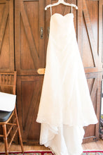 Load image into Gallery viewer, David&#39;s Bridal &#39;10012471&#39; size 2 used wedding dress front view on hanger
