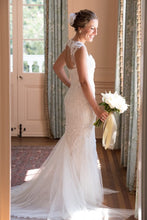 Load image into Gallery viewer, Monique Lhuillier &#39;Charmaine&#39; - Monique Lhuillier - Nearly Newlywed Bridal Boutique - 7

