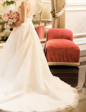 Load image into Gallery viewer, Casablanca &#39;Juniper&#39; size 4 used wedding dress side view on bride
