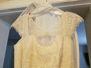 Melissa Sweet 'Vintage Lace' size 18 used wedding dress front view close up on hanger