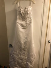 Load image into Gallery viewer, David&#39;s Bridal &#39;T9267&#39; size 4 used wedding dress front view on hanger
