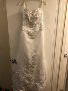 David's Bridal 'T9267' size 4 used wedding dress front view on hanger