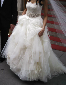 Vera Wang 'Eliza' size 2 used wedding dress side view on bride