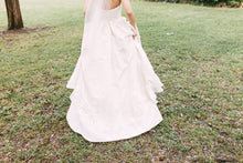 Load image into Gallery viewer, Watters &#39;Wtoo&#39; size 0 used wedding dress back view on bride
