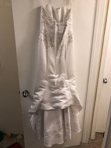 David's Bridal 'T9267' size 4 used wedding dress back view on hanger