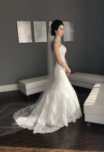 Load image into Gallery viewer, Rosa Clara &#39;Dama&#39; size 2 used wedding dress side view on bride
