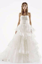 Load image into Gallery viewer, White by Vera Wang &#39;351197&#39; size 0 used wedding dress front view on model
