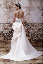 Load image into Gallery viewer, Monique Lhuillier &#39;Portia&#39; size 12 used wedding dress back view on model
