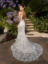 Load image into Gallery viewer, Casablanca &#39;1975&#39; size 10 used wedding dress back view on model
