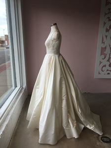 Mon Cherie 'Laine Berry' size 4 new wedding dress side view on mannequin