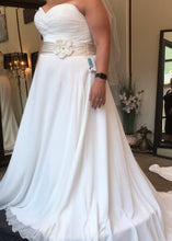 Load image into Gallery viewer, Sdincerity &#39;3706&#39; size 20 used wedding dress side view on bride
