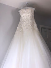 Load image into Gallery viewer, Vera Wang &#39;Gemma&#39; size 4 used wedding dress front view on hanger
