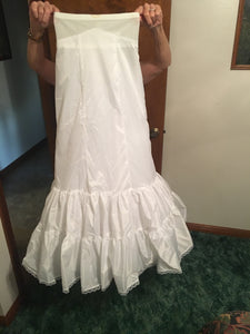 David’s Bridal 'T9397' size 2 used wedding dress view of petticoat