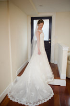 Load image into Gallery viewer, Pronovias &#39;Odariz&#39; size 4 used wedding dress side view on bride
