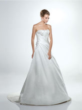 Load image into Gallery viewer, Enzoani &#39;Deanna&#39; size 8 used wedding dress front view on model
