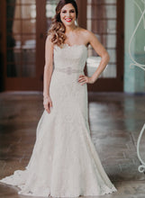 Load image into Gallery viewer, Rosa Clara &#39;Romantic&#39; size 0 used wedding dress front view on bride
