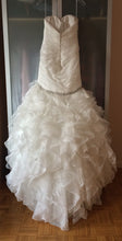 Load image into Gallery viewer, Essence of Australia &#39;D1470&#39; - essence of australia - Nearly Newlywed Bridal Boutique - 3
