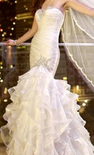 Load image into Gallery viewer, Essence of Australia &#39;1470&#39; size 6 new wedding dress front view on model

