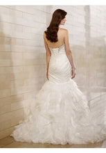 Load image into Gallery viewer, Essence of Australia &#39;1470&#39; size 6 new wedding dress back view on model
