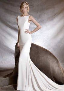 Pronovias 'Olalde' size 6 new wedding dress front view on model