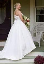 Load image into Gallery viewer, Amsale &#39;Lauren&#39; size 6 new wedding dress side view on bride
