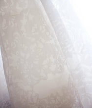Load image into Gallery viewer, Vera Wang &#39;Hannah&#39; size 0 used wedding dress view of fabric
