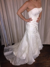 Load image into Gallery viewer, Marisa &#39;737&#39; size 12 sample wedding dress side view on bride
