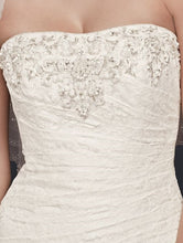 Load image into Gallery viewer, David&#39;s Bridal &#39;A Line&#39; size 2 used wedding dress front view close up on bride
