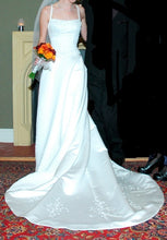 Load image into Gallery viewer, Pronovias &#39;Hechizo&#39; size 0 used wedding dress front view on bride
