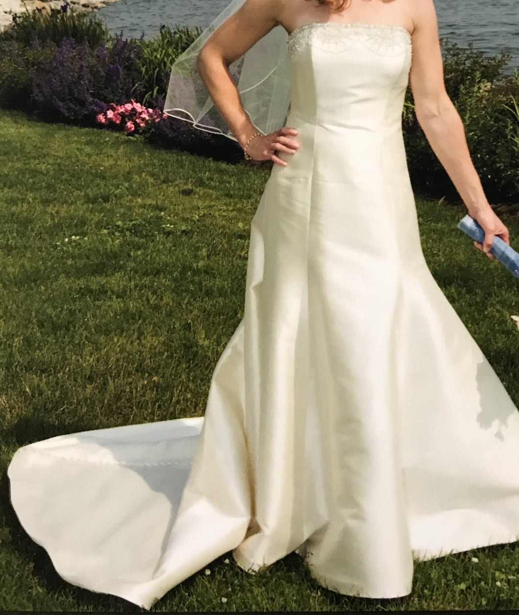 Edgardo Bonilla 'Juliet' size 2 used wedding dress front view on bride