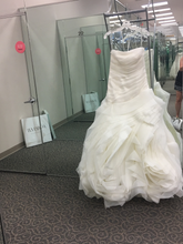 Load image into Gallery viewer, Vera Wang White&#39;Organza&#39; size 10 new wedding dress front view on hanger
