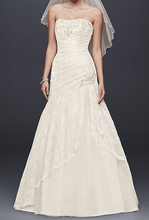 Load image into Gallery viewer, David&#39;s Bridal &#39;A Line&#39; size 2 used wedding dress front view on model
