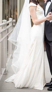 Johanna Johnson 'Hendricks' size 6 used wedding dress side view on bride